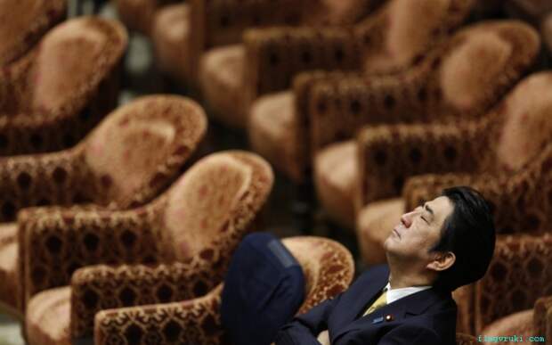 Премьер-министр Японии Синдзо Абэ решил передохнуть во время заседания нижней палаты парламента Японии в Токио.