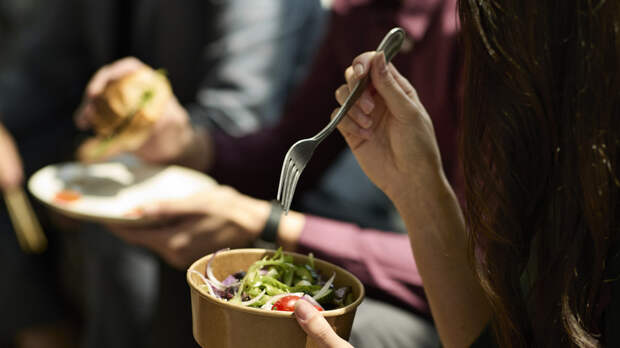 Юрист Кофанов объяснил, может ли работодатель оплачивать обеды сотрудникам