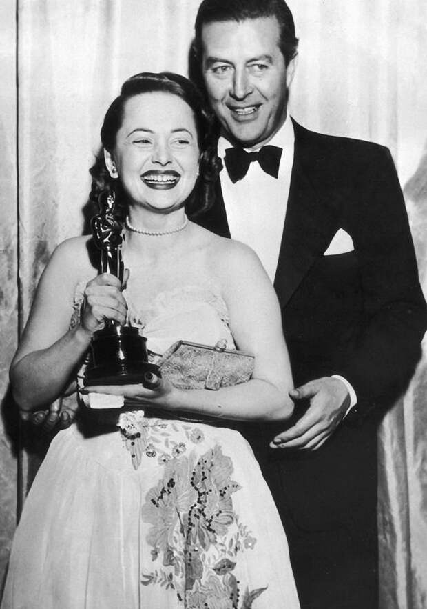 Оливия де Хэвилленд со своей первой статуэткой «Оскар», которую получила «за лучшую женскую роль» в фильме «Каждому своё» в 1947 году. Мелани, унесенные ветром