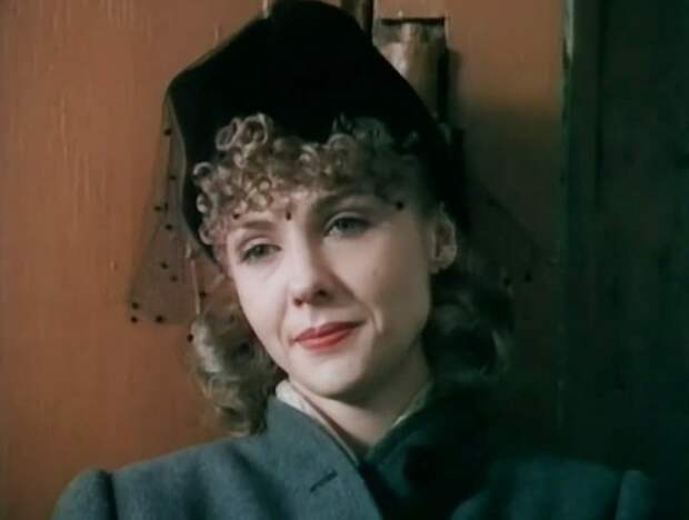 Елена Яковлева в роли Ани, жены капитана Крюкова | Фото: kino-teatr.ru