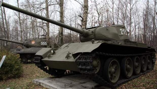 Танк Т-44 – это не копия Т-34, а совершенно новая машина. | Фото: voennoe-obozrenie.ru.