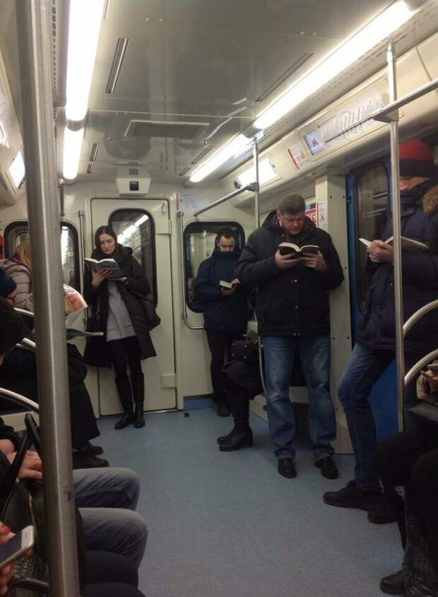 Читальный вагон жить в россии, книги в метро, обложки книг, прикол, читает в транспорте, читающие