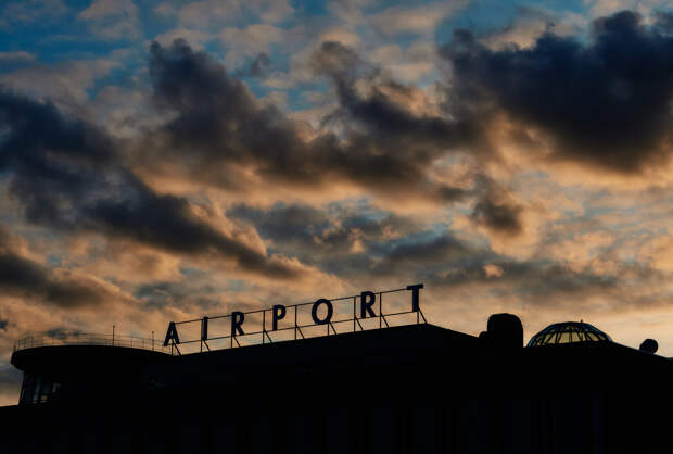 Десятки самолетов отправили на запасные аэродромы в российском городе