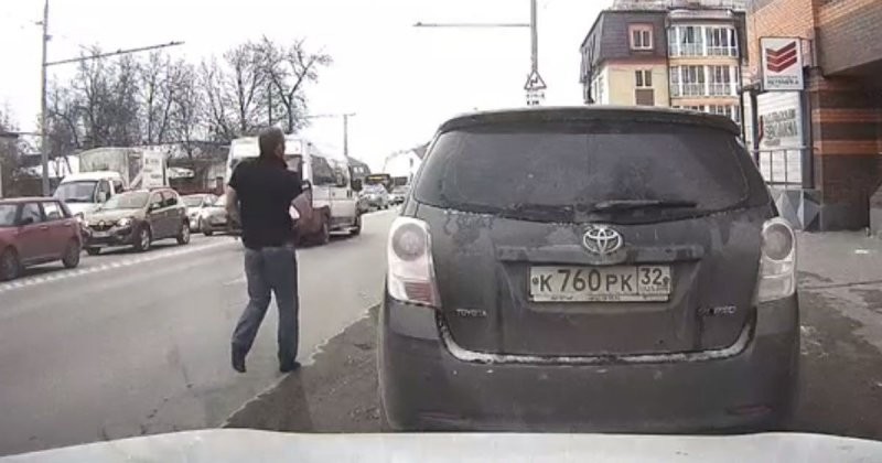 В Брянске пешеход бросился на капот автомобиля