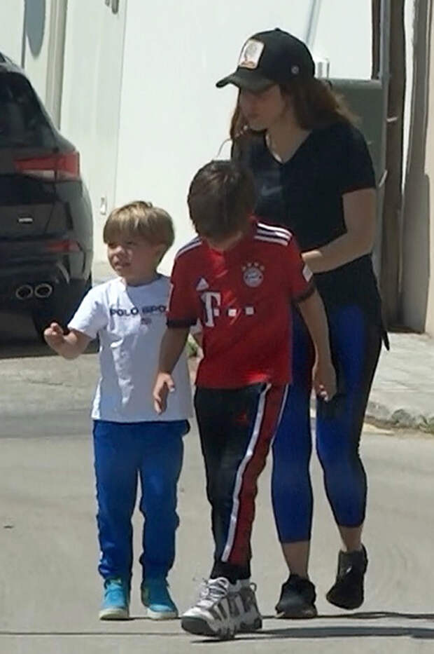 Шакира с сыновьями Сашей и Миланом