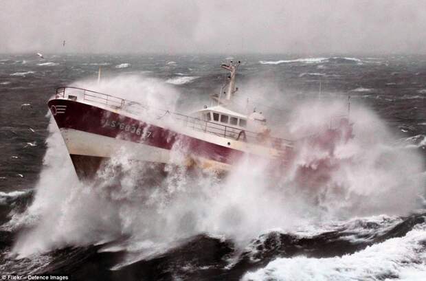 Французское рыболовное судно застигнуто непогодой в Ирландском море буря, корабли, море, океан, стихия, суда, фото, шторм