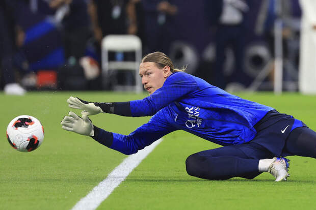 Сафонов пропустил мяч между ног в матче Лиги 1 со "Страсбуром"