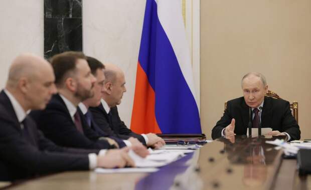 Путин указал на снижение ВВП в начале года и призвал вернуть экономику к росту