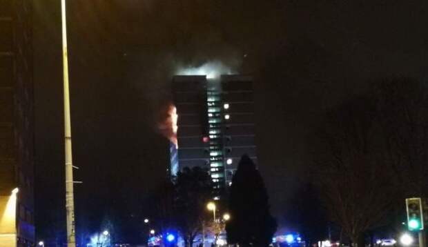 Фото: сильный пожар произошел в высотном здании в Белфасте