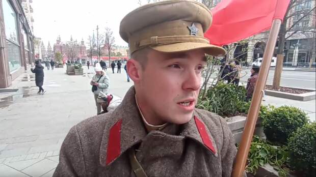 О чём говорят на улицах Москвы в День Победы: "История ничему не учит наших врагов"