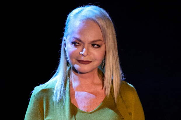 В спектакль с Долиной добавили сцену об обманутой мошенниками пенсионерке