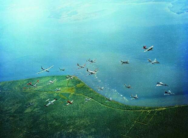 Различные типы самолетов, эксплуатируемых в ВВС США, летают в едином формировании над побережьем залива Флорида, 1956 год.