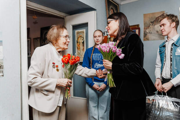 Волонтёры Победы поздравили 128 ветеранов с 8 Марта