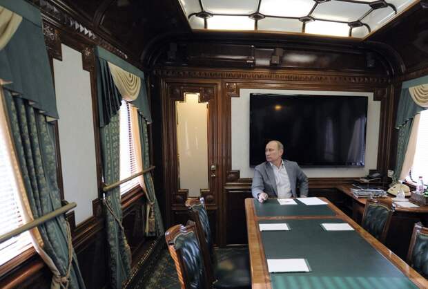 Владимир Путин в вагоне. Направляется на совещание по развитию железных дорог в Москве