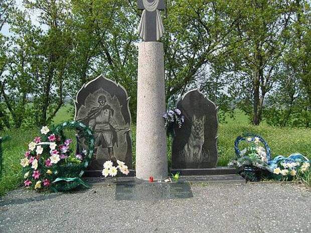 Памятник 150 пограничным псам, которые «порвали» полк фашистов в рукопашном бою...