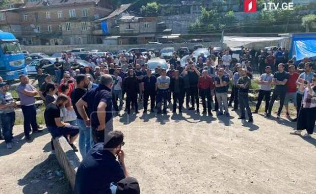 На двух заводах компании "Боржоми" в Грузии работники объявили бессрочную забастовку
