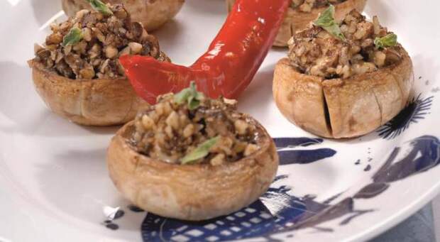 Шампиньоны, фаршированные орехами и сыром. \ Фото: gastronom.ru. Шампиньоны, фаршированные орехами и сыром. \ Фото: gastronom.ru.