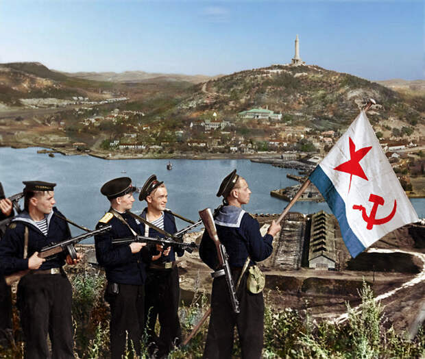 47. Советские моряки поднимают флаг ВМФ СССР над бухтой Порт-Артура, 1945 год время, россия, фотография, цвет