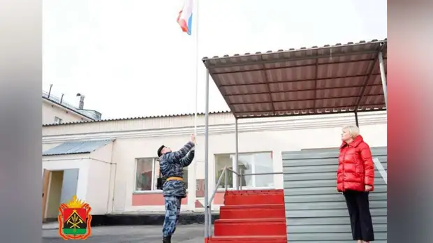 Церемонии поднятия флага России прошли в школах Краснодарского края, Кузбасса и Приморья