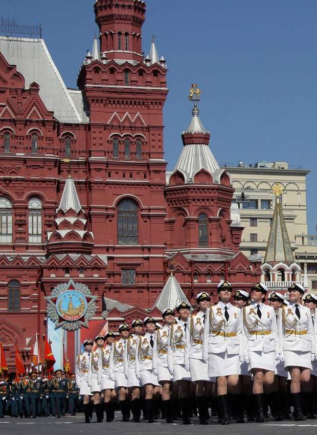 Женский военнослужащие Военного университета Министерства обороны РФ марша в формировании во время военного парада в День Победы, обозначающие 71-й годовщины Победы над фашистской Германией во Второй мировой войне, на Красной площади в Москве