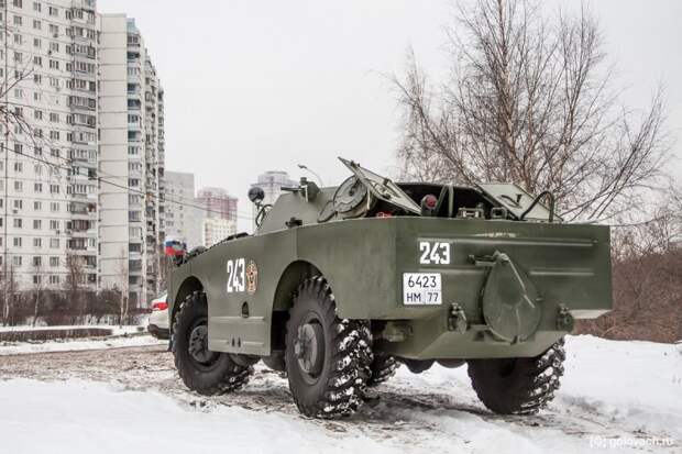 Между колёсами видны дополнительные шасси. авто, автомобили, брдм, брдм-1, бронеавтомобиль, броневик, военная техника, тест-драйв