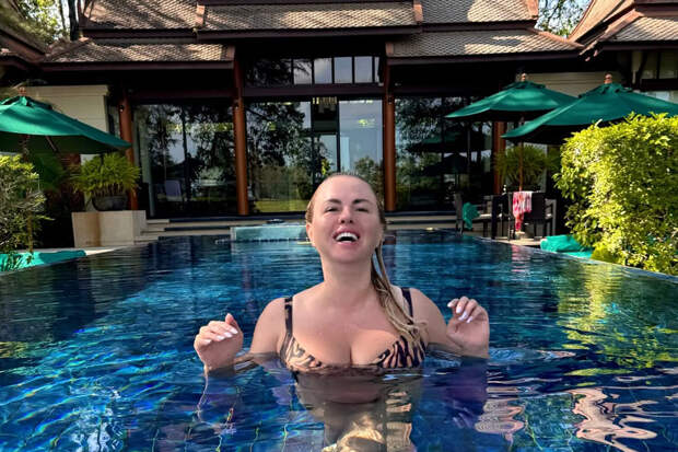 Певица Анна Семенович снялась в купальнике с декольте