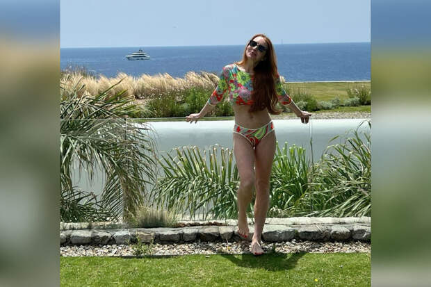 Актриса Линдси Лохан снялась в купальнике в Греции