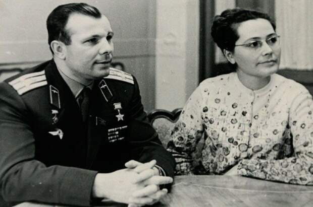 Юрий Гагарин с женой Валентиной.