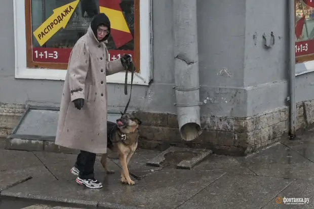 Не совершай ошибку. Снаружи ветер ломает зонтики петербуржцев