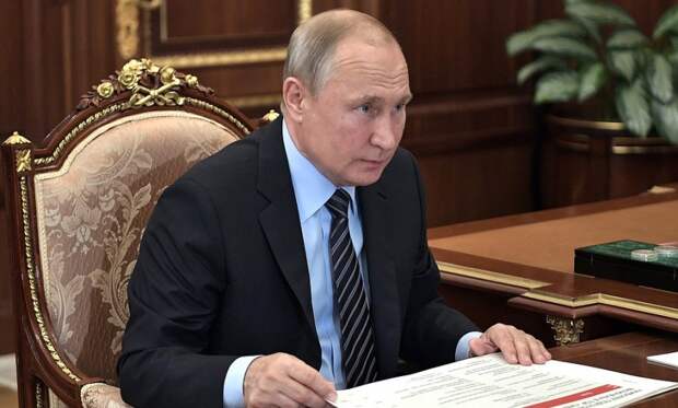 Путин высказался за повышение зарплат чиновников в регионах 