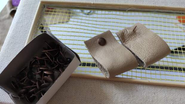 Всем привет! Мне давно нужна была небольшая тумбочка около своего кресла, чтобы складывать туда всякие мелочи: подзарядку, пульты, очки, блокнот, ручки, т. е. все, что нужно для приятного вечера.-9-2