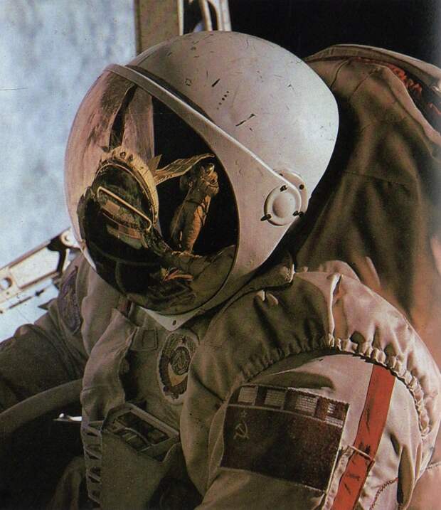 Советский космонавт в открытом космосе. (Союз-29, 1978) Советский космонавт в открытом космосе. (Союз-29, 1978)