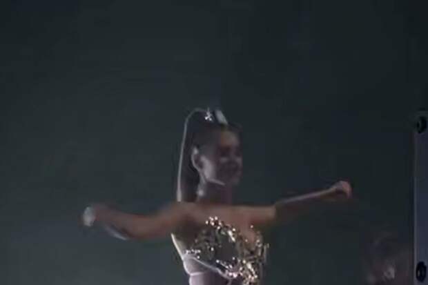 Певица Буланова представила новую подтанцовку с накладными животами