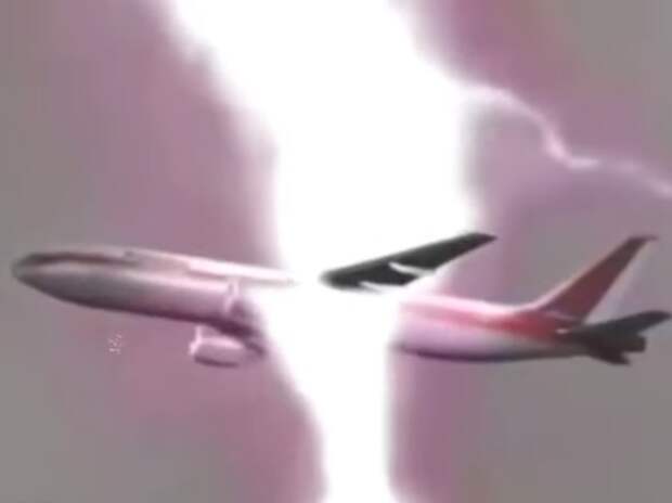 Самолет с россиянами из Болгарии обуглился после удара молнии