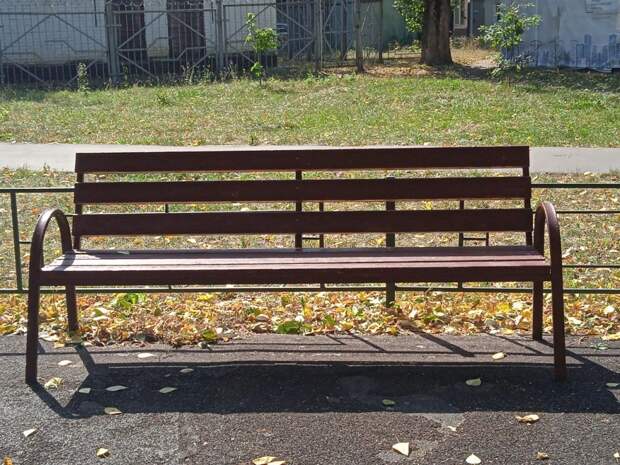 Мусор после посиделок убрали с покрытия детской площадки в сквере «Новый»