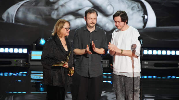 «Грусть и благодарность»: семья Золотовицкого не смогла сдержать эмоций на церемонии премии «Ника»