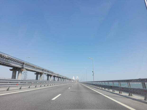 Едем по Крымскому мосту, полные приятных ожиданий