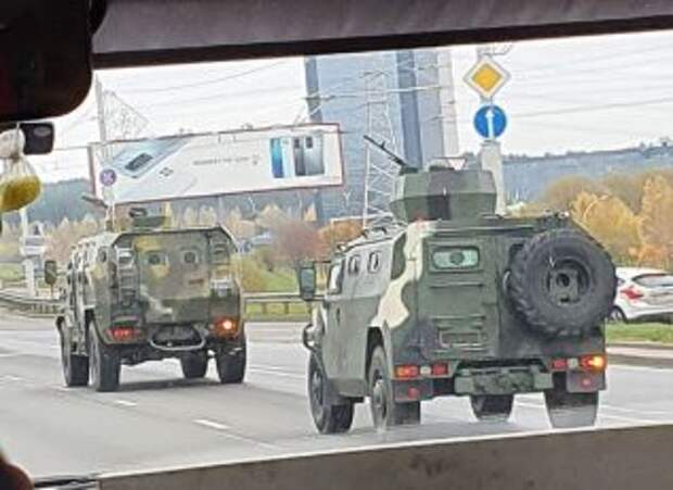 В Минск массово стягивают военную технику