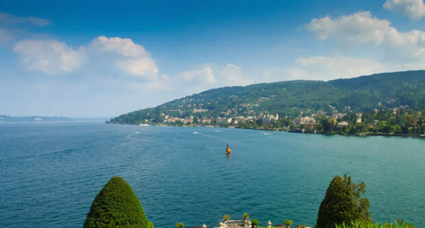 Клуб путешествий Павла Аксенова. Италия. Озеро Маджоре. Stresa seen from Isola Bella, Lake Maggiore, Piedmont, Italy. Фото msavoia - Depositphotos