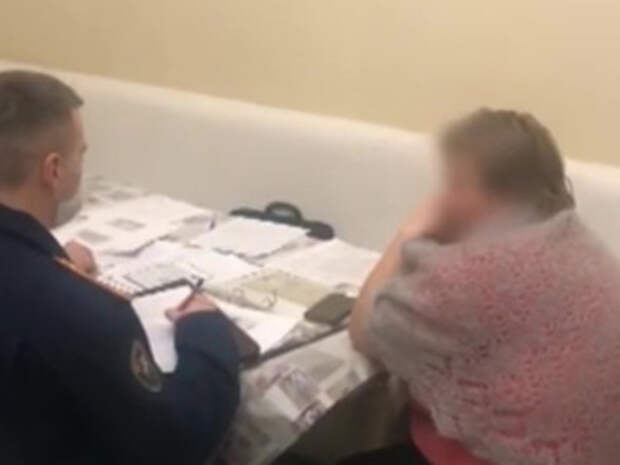 Видео издевательства над пенсионером в суджи. Надругательство над мальчиком. Издевательство над пожилым человеком. Как издеваются над пенсионерами. Издевательство над пенсионерами Китая.