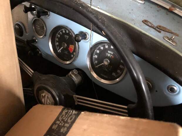 MG roadster 1960 года выпуска 20 лет простоял под кучей мусора в гараже