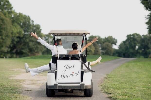 Улыбнитесь: смешные фото как молодожены оформляют свадебные авто