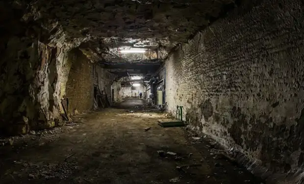 Секретное хранилище Росрезерва: черный копатель шагнул в темноту с камерой