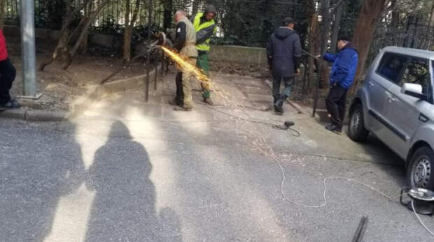 В Ялте снесут все незаконные заборы, стопперы и парковки