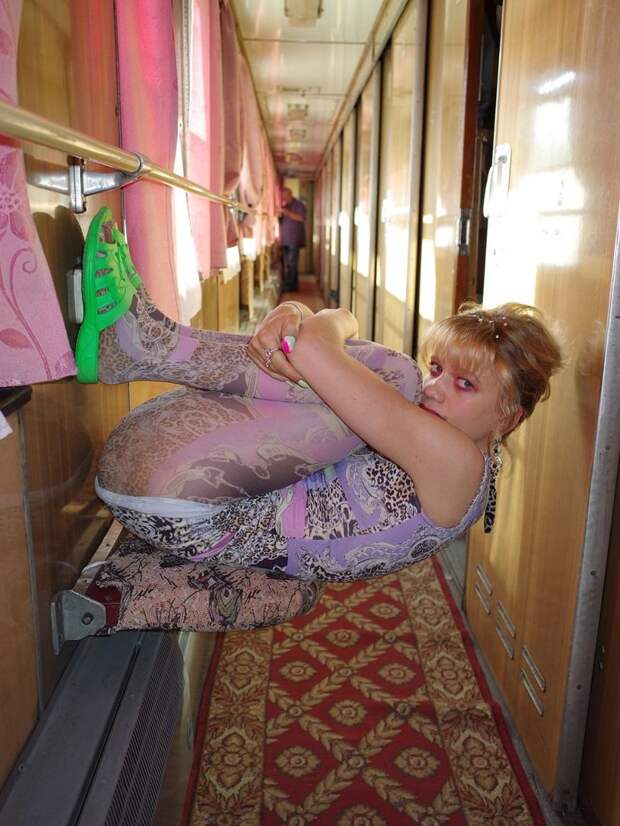 Барышни в леопардовом и куры-гриль: фотопроект о жизни в украинских поездах