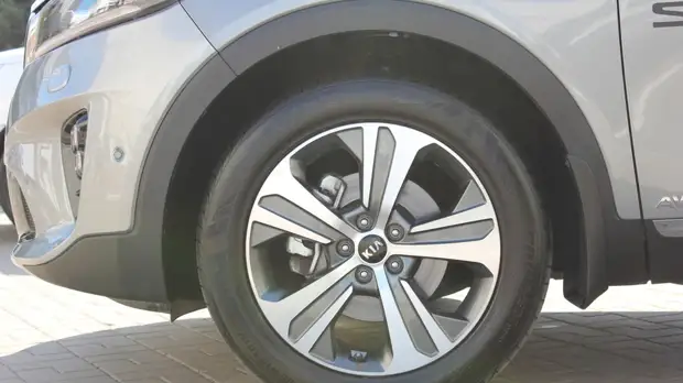 Метеоролог посоветовал москвичам не спешить менять резину с зимней на летнюю