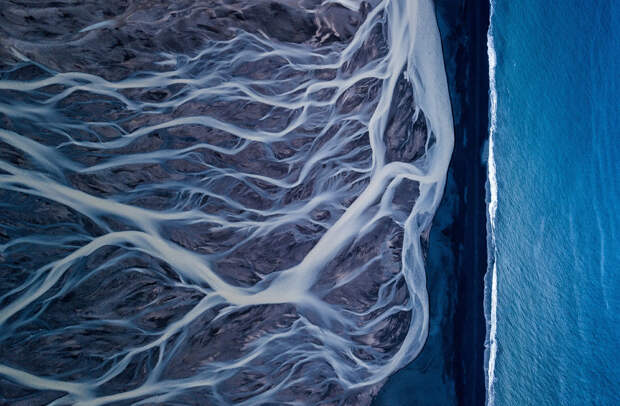 Ледниковая река, впадающая в Атлантический океан. Южная Исландия 