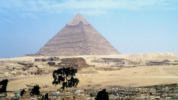 На кладбище в Гизе недалеко от египетских пирамид обнаружена большая аномалия