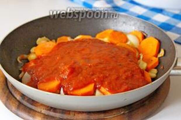 Влить томатное пюре (или просто перетёртые помидоры, или помидоры в собственном соку) и готовить ещё 1 минуту.