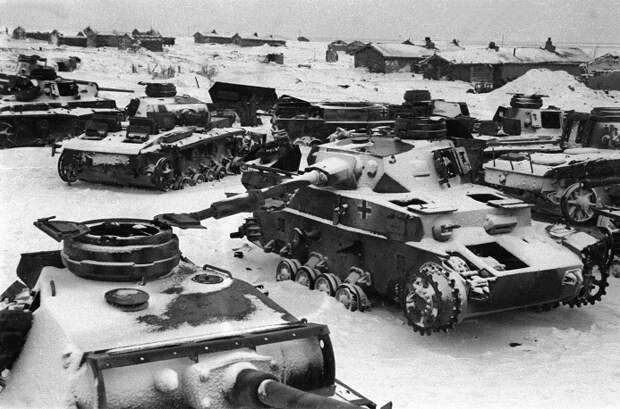 Подбитые немецкие танки на окраине Сталинграда, 1943 год